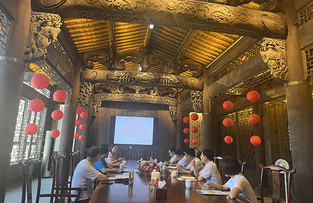 熱烈慶祝鵬鳴游樂(lè)設(shè)備有限公司與紹興文理學(xué)院建立“產(chǎn)學(xué)研合作基地”授牌儀式舉行-浙江鵬鳴游樂(lè)設(shè)備有限公司
