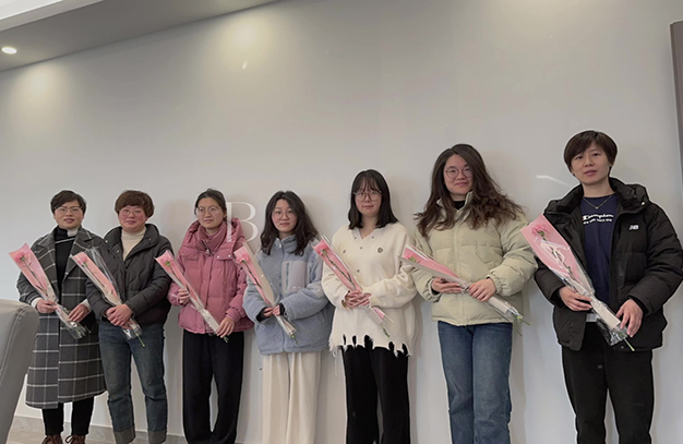 值此女神節(jié)之際，我司為每位女員工送上鮮花，衷心祝愿所有女性員工節(jié)日快樂(lè)，工作順利，生活美滿！-浙江鵬鳴游樂(lè)設(shè)備有限公司